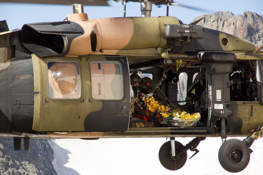 Helikoptéra vyzvedává nosítka s raněnou, hora Kačkar, Turecko