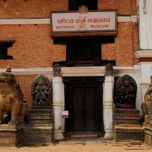 Bhaktaphur Durbar Square - vstup do uměleckého muzea
