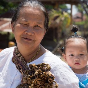 Laosanka s dítětem