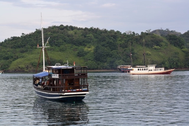 Lodě o 2 nebo 3 kajutách, které plují mezi ostrovy Komodo a Rinca