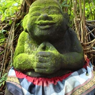 Různé sochy bohů jsou na Bali úplně všude.