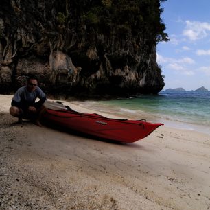 Ko Hong, v pozadí ostrovy Ko Lao Lading a další ostrůvky