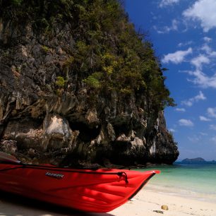 Ko Hong, v pozadí ostrovy Ko Lao Lading a další ostrůvky