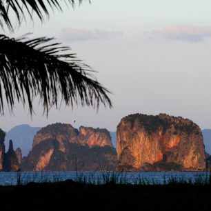 Pohled z ostrova Ko Yao Noi na skupinku ostrůvků na východě zátoky Phang-Nga