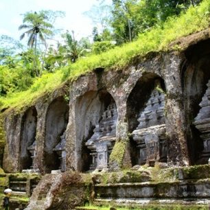 Královské hrobky Gunung Kawi. Jedno z míst, které musíte navštívit. Jsou zde pochováni členi královské rodiny a kolem dokola jsou typická rýžová pole. 