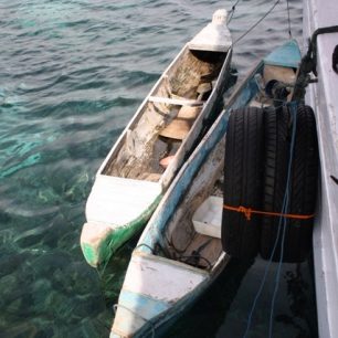 Dopravní prostředek místních, kteří často plují k větším lodím, aby prodali cizincům suvenýry jako perly z místních farem nebo dřevěné sošky komodského draka. 