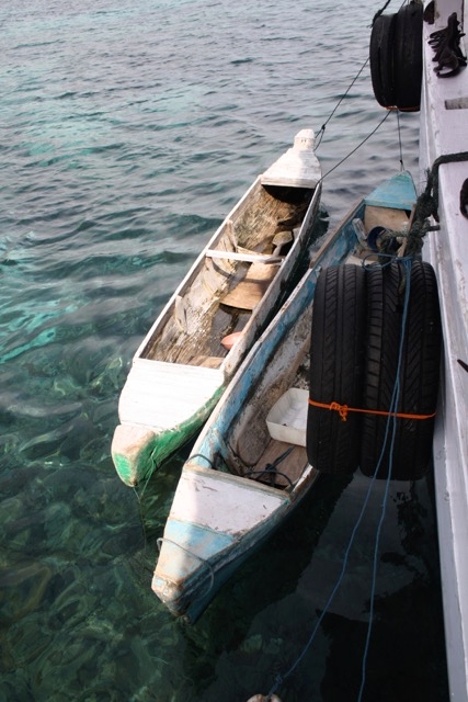 Dopravní prostředek místních, kteří často plují k větším lodím, aby prodali cizincům suvenýry jako perly z místních farem nebo dřevěné sošky komodského draka. 
