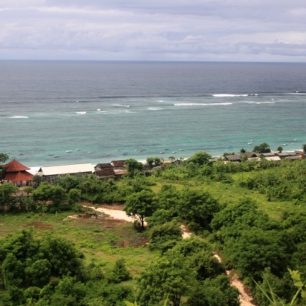 Pláž Pandawa – pláž, kde ještě donedávna místní měli své farmy na mořské řasy, je vhodná ke koupání s dětmi. 