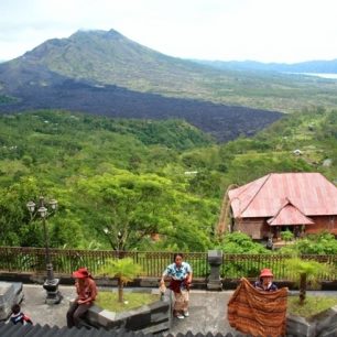 Oblast Kintamani a sopky Batur a Agung. Je vidět černý pás lávy z poslední erupce. Oblast je velice úrodná a pěstuje se zde hlavně zelenina.