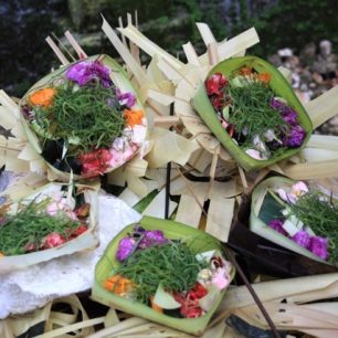 Obětinky pro místní bohy, pro ty zlé se pokládají na zem, pro ty hodné nahoru. 