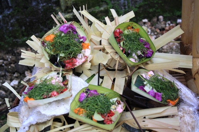 Obětinky pro místní bohy, pro ty zlé se pokládají na zem, pro ty hodné nahoru. 