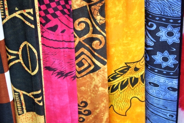 Nejvýhodnější nákupy jsou v Ubudu. Smlouvejte o každou věc. Platí pravidlo, že jakmile jednou usmlouváte cenu, tak nesmíte odejít, aniž byste nenakoupili.