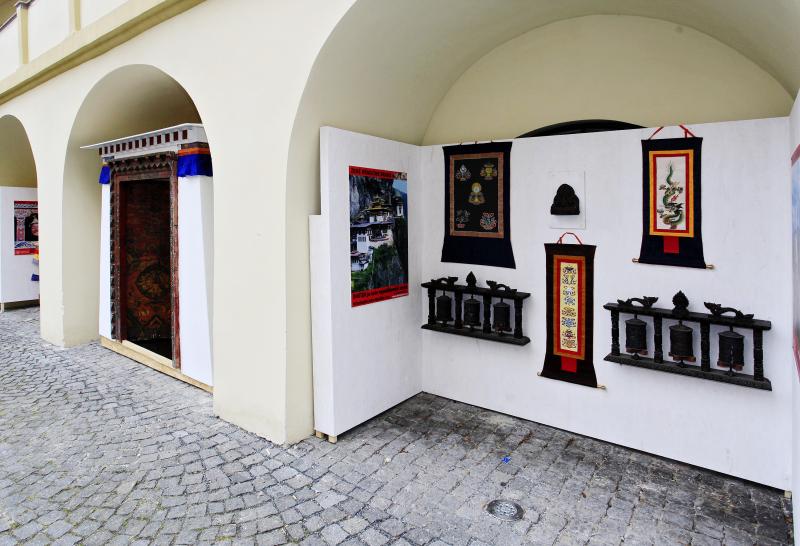 Modlitební mlýnky na nádvoří