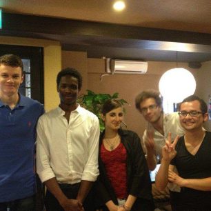 Francouzští studenti architektury v hostelu v Tokyu