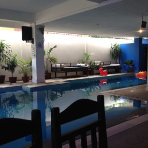 Bazén v hostelu ve městě Siem Reap v Kambodži
