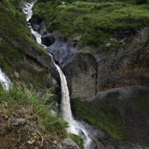 Vodopády na řece Pastaza. Čedičové skalní stěny napovídají, že jsme na úpatí vulkánu.