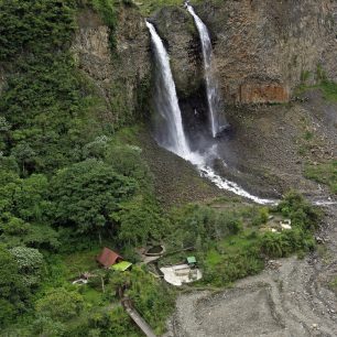 Malé vodopády jsou přítokem do řeky Pastaza a zpestřují trek stezkou kontrabandu