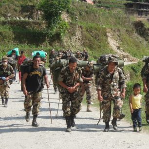 Ta fotka vyjadřuje více než-li nepálské vojáky... Nyní děti, naděje, později dospělí Nepálci, kteří budou hybnou silou nepálské společnosti.
