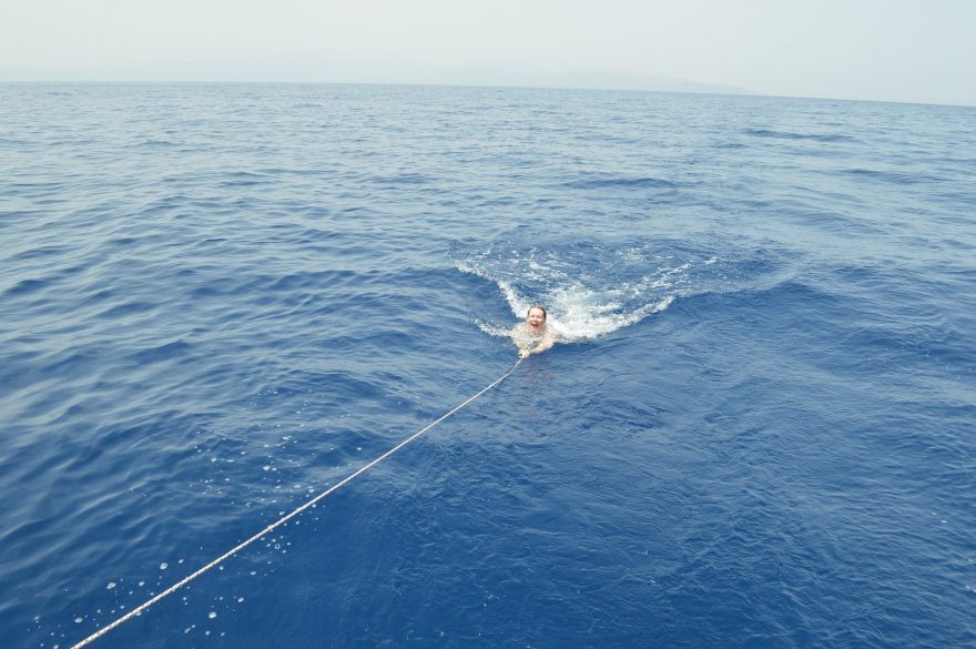 Koupání na laně za lodí. Dá se zvládnout maximálně při rychlosti 4 uzlů.