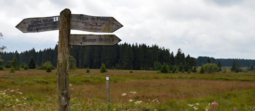 Neexistuje tu turistické značení známé z našich končin. Cestu určují pouze dřevěné směrové tabule.