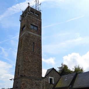 Turistická chata, vyhlídková věž i restaurace - to vše naleznete na nejvyšším bodu Belgie, Botrange.