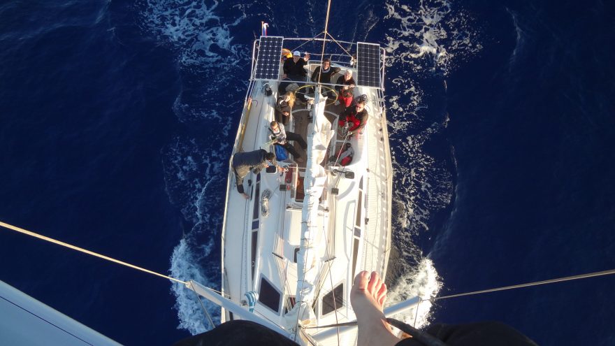 Pokud se posádka nudí, nechá se vytáhnout na 17 m vysoký stěžeň.