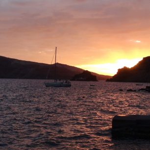 Kotvení v zátokách patří mezi jedny z nejromantičtějších zážitků, které lze na lodi zažít. Především východy a západy Slunce jsou z moře nejkrásnější.