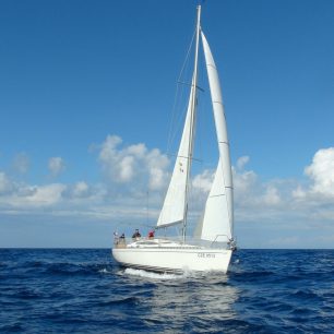 Můj splněný sen. Loď Ocean journey z polské loděnice Delphia. Délka lodi je 12m a její šířka 3,9m. Loď je stavěna pro oceánskou plavbu a náročné podmínky silného větru a velkých vln 