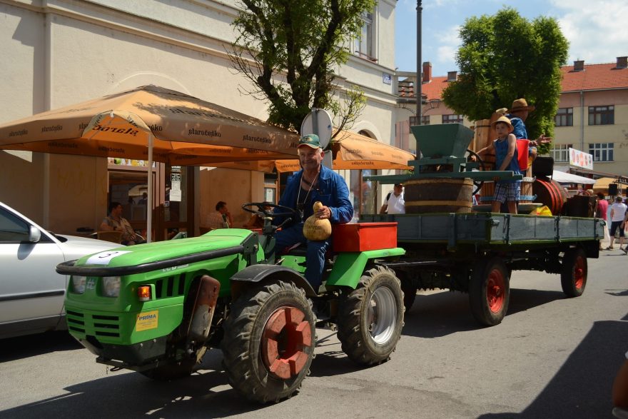Prezentace hospodářských strojů i sklizně ve vinodarském průvodu