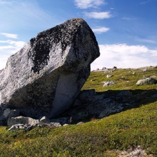 Hardangervidda, obelisk na svazích Skrubbhamrane