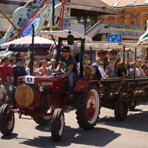 Jeden z vinařských strojů se stáčecím soudkem vpředu (vinodarský průvod)