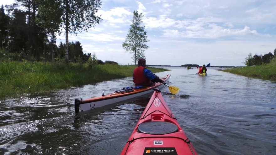 Plujeme skrz úzké kanály