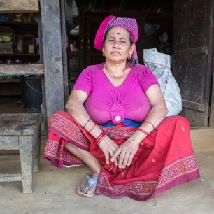 Šedesátiletá Dilumaya Dhital byla v době zemětřesení na pastvě s buvoly. Spadla ze stráně, ale vyvázla bez zranění. Když se vrátila domů, její dům už nestál a v jeho troskách zahynula její dvanáctiletá vnučka