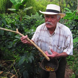 Pan Elias ukazuje, co vše na jeho farmě pěstuje