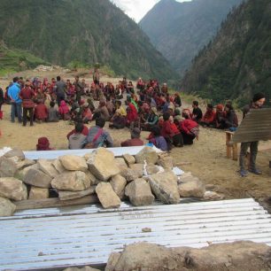 2300 rodin ve vysokohorských vesnicích dostalo vlnité plechy na vybudování provizorního přístřeší.