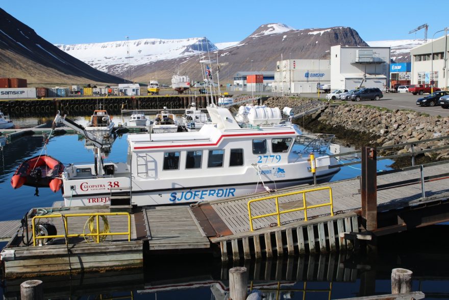 Loď, která vás zaveze až na Hornstrandir. Vysadit se můžete nechat na několika místech.