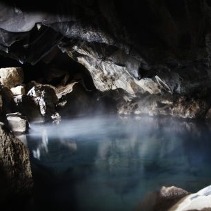 Stóragjá a Grjotagjá jsou puklinami v zemi.