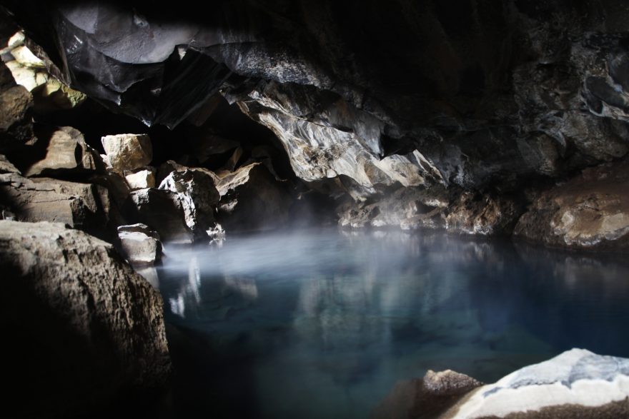 Stóragjá a Grjotagjá jsou puklinami v zemi.