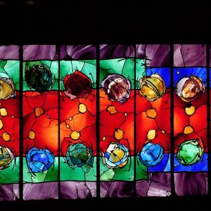 Durham - v rámci vitráže moderně pojatá Poslední večeře Páně v durhamské katedrále