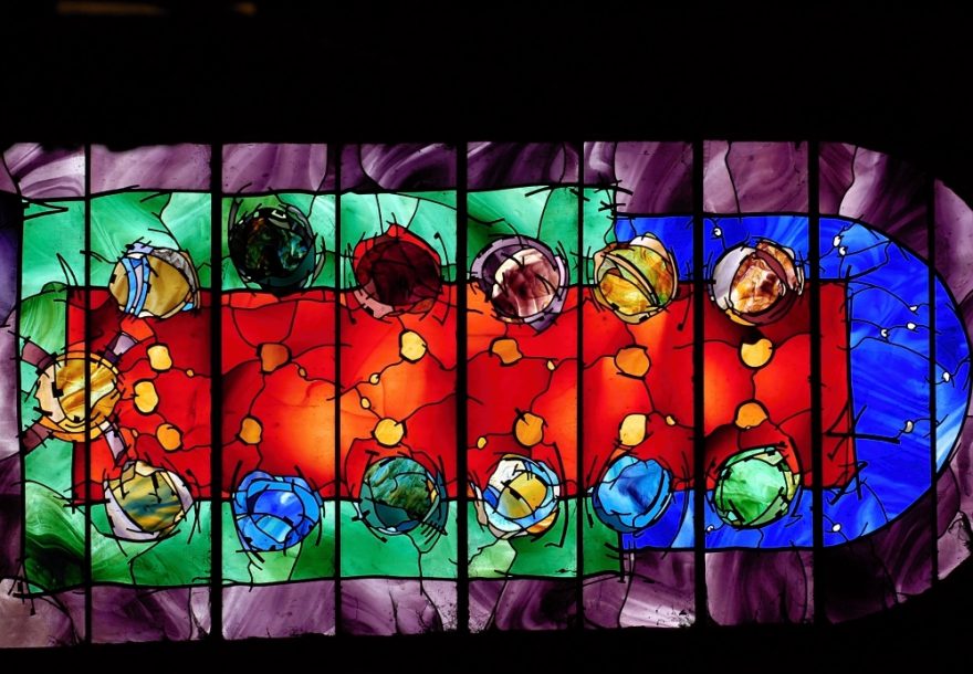Durham - v rámci vitráže moderně pojatá Poslední večeře Páně v durhamské katedrále