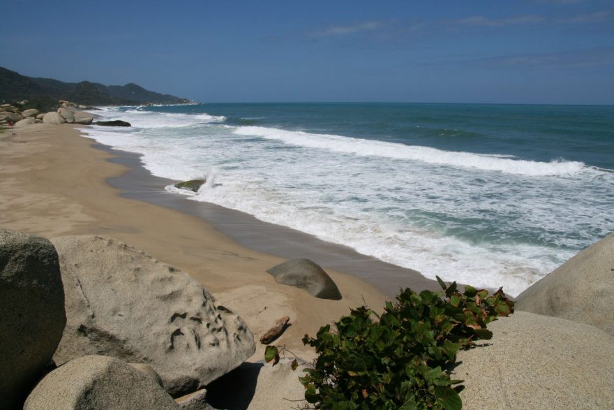 Některé zátoky jsou příjemné na plavání i šnorchlování, u jiných chybí přirozená bariéra a tak jsou zde nebezpečné vlny