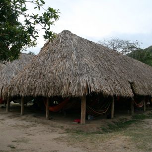 Spaní v hamace je v tomto klimatu příjemné, leč v přeplněném přístřešku se moc o spaní mluvit nedalo