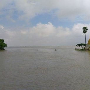 Povodně postihly 12 ze 14 barmských států a v zasažených oblastech žije podle místních úřadů 17 000 000 lidí.