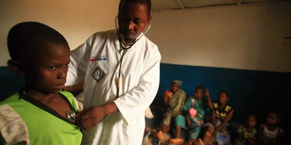 Petrolejka, dřevěná koza a tahák na zdi, tak vypadá porod v DR Kongo