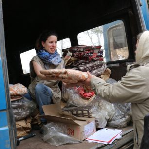 Distribuce humanitární pomoci u radnice.