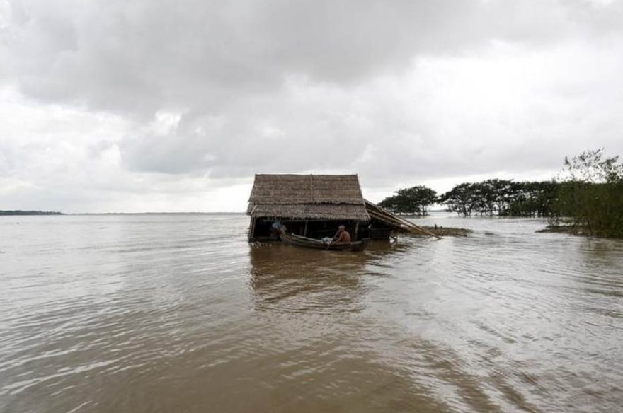Více než 15 000 domů povodně zcela zničily, desetitisíce lidí musely své domy opustit.
