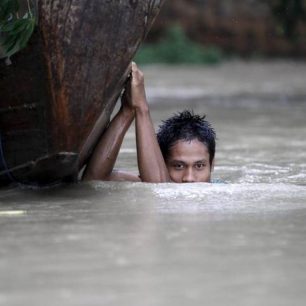 Povodně v Barmě zasáhly milion lidí. Statisíce lidí přišly o střechu nad hlavou.