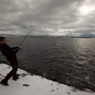 David rybaří (zasekl třpytku) ve fjordu. Skore: Ryby=0, třpytky= -2