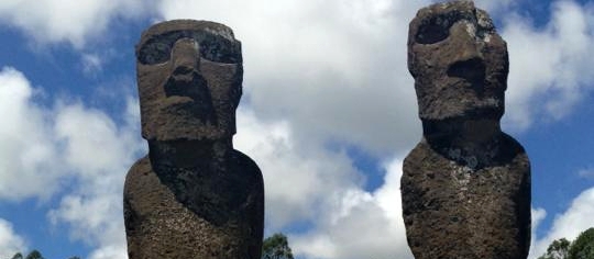 Monolitické kamenné sochy Moai