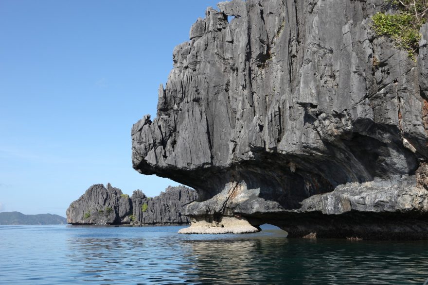 Skalní útesy jsou velmi ostré a nejde po nich moc lézt